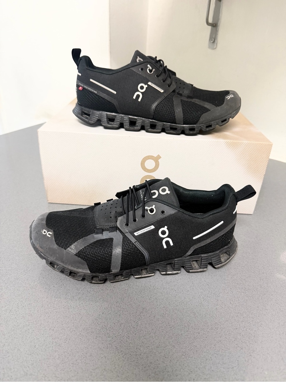 On cloud 5 women’s running sneakers Waterproof full Black size 7.5 like new